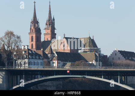 Un autre angle de la cathédrale sur le Rhin à Bâle, Suisse. Autrement connu comme la cathédrale de Bâle (en allemand : Basler Münster), c'est l'un Banque D'Images