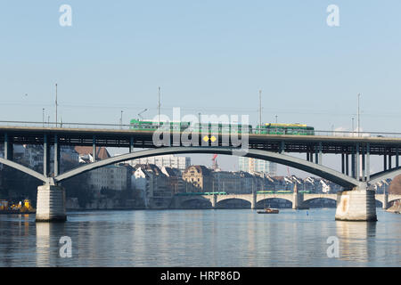 Un tramway vert traversant le pont Wettstein à Bâle, Suisse. Le réseau de tramway de Bâle est un réseau de tramway faisant partie du public transp Banque D'Images