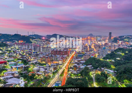 Ville de Keelung, Taïwan skyline au crépuscule. Banque D'Images