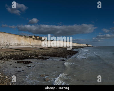 Roedean School se dresse au sommet de falaises blanches où les South Downs et la mer se rencontrent près de la marina de Brighton, East Sussex, Angleterre Banque D'Images