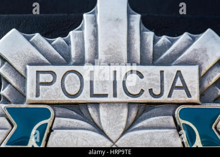 96/5000 la police polonaise d'origine officielle d'un insigne en métal. Fort agrandissement du mot Policja. Avec un plan macro texture détaillées et des lettres. Banque D'Images