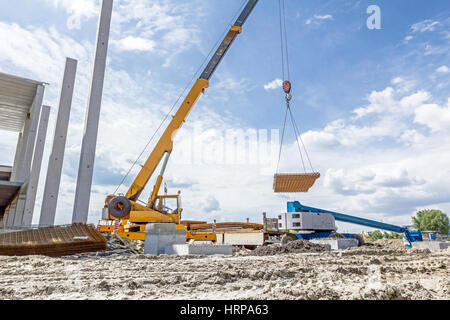 Grue mobile est rouillé transport grillage métallique carré sur chantier. Banque D'Images