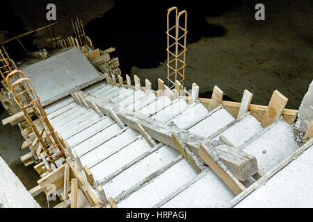 Escalier en béton est à la baisse dans un nouvel édifice inachevé. Banque D'Images