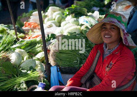 Femme au kiosque de légumes au marché de Psa Leu à Siem Reap - Cambodge Banque D'Images