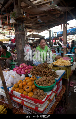 Bloquer la vente de fruits dans Psaleu Marché dans Siem Reap - Cambodge Banque D'Images