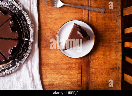 Gâteau au chocolat avec glaçage à la crème fouettée Banque D'Images