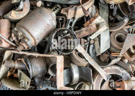 Old rusty des pièces de voiture et les roulements Banque D'Images