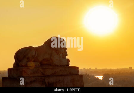 Paysage avec statue de Lion au lever du soleil Banque D'Images