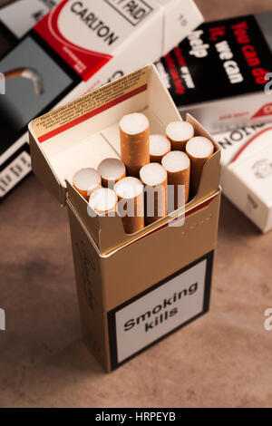 Paquets de dix cigarettes maintenant interdit de mai 21e 2017 dans le cadre de l'Union européenne Directive sur les produits du tabac du 20 mai 2016 Banque D'Images