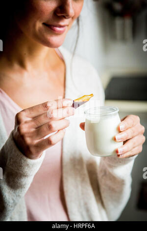 Femme prenant la propolis suspension orale. Banque D'Images