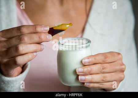 Femme prenant la propolis suspension orale. Banque D'Images