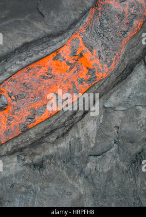 Une antenne vue portrait d'une rivière de couler de magma volcanique en fusion, New York. Banque D'Images