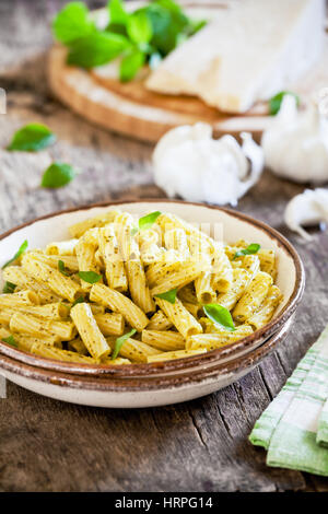 Assiette de pâtes fraîches maison Pâtes au pesto Banque D'Images