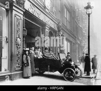 Ford Modèle T quitter showroom vers 1911 Banque D'Images