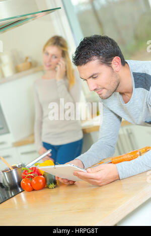 Couple in kitchen Banque D'Images