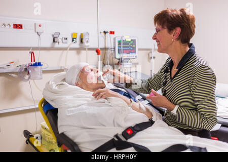 Patient âgé avec sa fille à l'urgence d'un hôpital privé. Banque D'Images