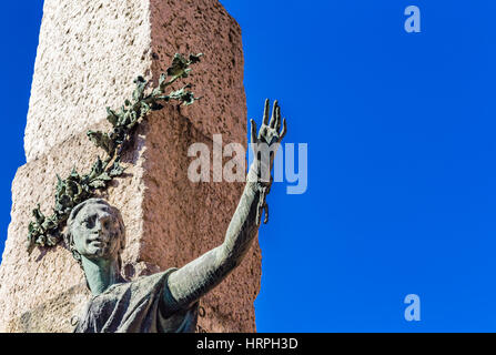 La chaîne brisée au poignet de main de statue féminine vers le haut soulevées en triomphe Banque D'Images