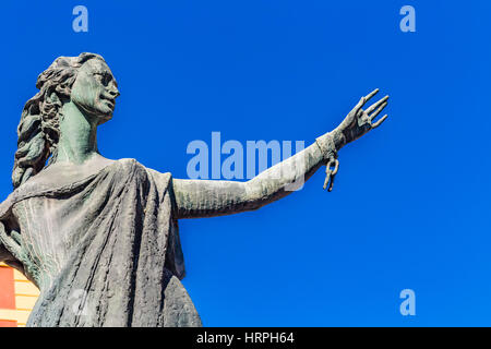 La chaîne brisée au poignet de main de statue féminine vers le haut soulevées en triomphe Banque D'Images