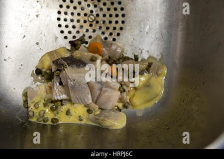 Les déchets de cuisine, tels que les morceaux de poissons et les pois dans un évier de cuisine close up communiqué de modèle : N° des biens : Non. Banque D'Images