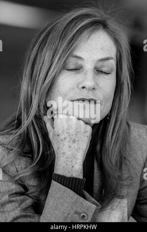 Luxembourg 01.12.2005, l'actrice française Isabelle Huppert pose pour les médias au Luxembourg Théâtre National. Banque D'Images