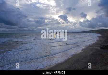 Kite surfeurs sur un jour de vent avec un ciel d'orage Compton Bay, île de Wight Banque D'Images