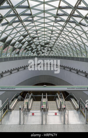 Escaliers mécaniques à l'entrée de la station de métro Bikas Park à Budapest, en Hongrie Banque D'Images