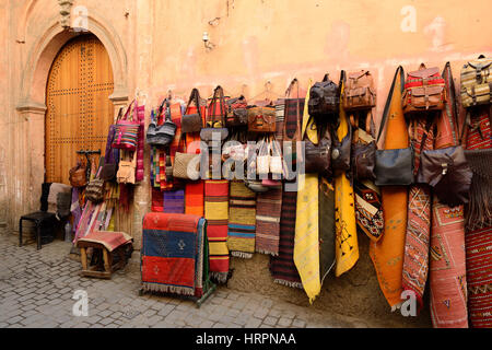 Les éléments de décoration sur le souk (marché) dans la vieille ville, Medina au Maroc Banque D'Images