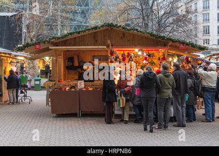 Un stand au marché de Noël de Budapest la vente de décorations et artisanat Banque D'Images