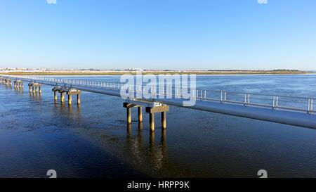 Pipeline de pétrole sur le Rio Tinto à Huelva, España Banque D'Images