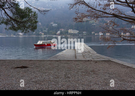 Bateau taxi de l'eau arrivant à Isola Bella sur le Lac Majeur, en Italie du Nord. Banque D'Images