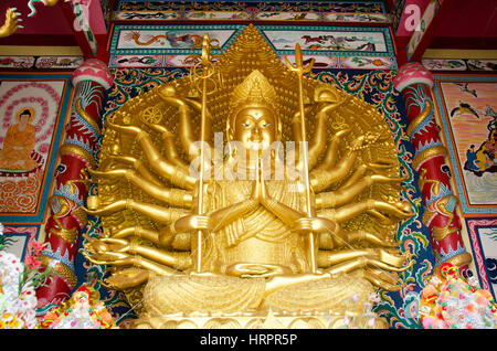 Bodhisattva guanyin et mille mains statue en chinois de culte pour les gens et de visiter et prier à wat muang temple le 25 janvier 2017 à Ang Thong, th Banque D'Images