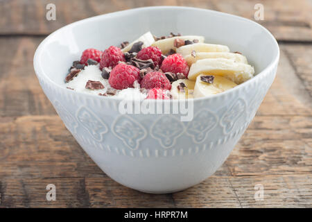 Petit-déjeuner sain - yaourt à la grecque avec des fruits Banque D'Images