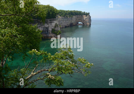 Point de grand portail, une formation rocheuse avec un arc. Prises d'un sentier de randonnée le long du lac Supérieur à Pictured Rocks National Lakeshore, Michigan, USA Banque D'Images