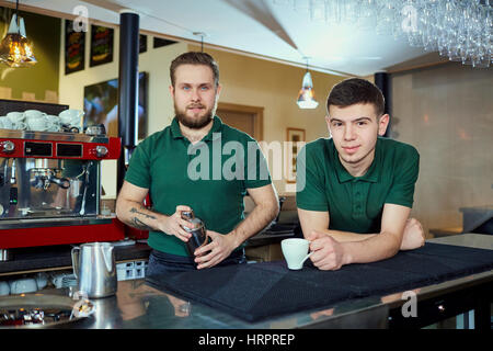 Deux gars barista barman serveur derrière le bar en milieu de travail. Banque D'Images