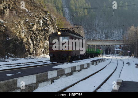 Un train rapide passant par la gare, Koprivshtitsa, Bulgarie Banque D'Images