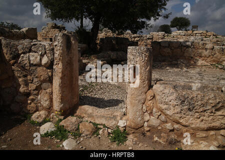 Porte d'une maison dans un village juif de l'époque du Second Temple.. Dans la colonne de droite un trou pour une Mezouza ou une porte. Horvat Etri, Israël. Banque D'Images