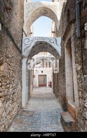 Les rues du village médiéval de Pyrgi à Chios avec maisons couvertes de sgraffites (xysta) motifs décoratifs. À Chios Pyrgi est connue sous le nom de ' Banque D'Images