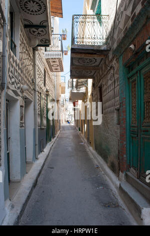 Les rues du village médiéval de Pyrgi à Chios avec maisons couvertes de sgraffites (xysta) motifs décoratifs. À Chios Pyrgi est connue sous le nom de ' Banque D'Images