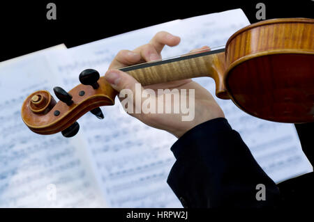 Jouer du violon selon le score Banque D'Images