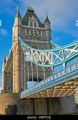 Tower Bridge est un pont basculant sur la Tamise à Londres.. C'est le pont le plus à l'Est de la ville et marque le bassin de Londres Banque D'Images