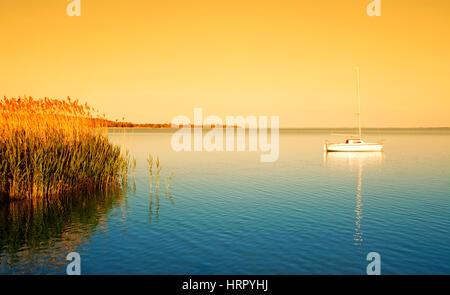 Voilier sur le lac Balaton en Hongrie, le lever du soleil Banque D'Images