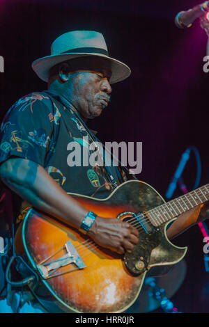 Taj Mahal, le Bluesfest à Byron Bay, le 4 avril 2010. L'un des mondes meilleurs bluesmen montrant comment c'est fait, ce qui porte le blues dans son style aimable. Banque D'Images