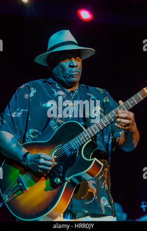 Taj Mahal, le Bluesfest à Byron Bay, le 4 avril 2010. L'un des mondes meilleurs bluesmen montrant comment c'est fait, ce qui porte le blues dans son style aimable. Banque D'Images