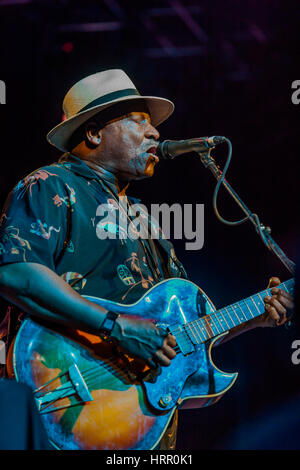 Taj Mahal, le Bluesfest à Byron Bay, le 4 avril 2010. L'un des mondes meilleurs bluesmen montrant comment c'est fait, ce qui porte le blues dans son style aimable. Banque D'Images