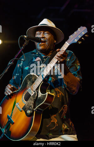 Taj Mahal, le Bluesfest à Byron Bay, le 4 avril 2010. L'un des mondes meilleurs bluesmen montrant comment c'est fait, ce qui porte le blues dans son style aimable. Banque D'Images