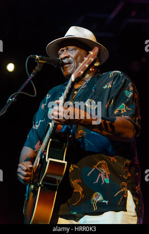 Taj Mahal, le Bluesfest à Byron Bay, le 4 avril 2010. L'un des mondes meilleurs bluesmen montrant comment c'est fait, ce qui porte le blues dans son style aimable. Banque D'Images