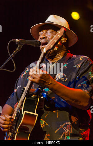 Taj Mahal, le Bluesfest à Byron Bay, le 4 avril 2010. L'un des mondes meilleurs bluesmen montrant comment c'est fait, ce qui porte le blues dans son style aimable. Banque D'Images