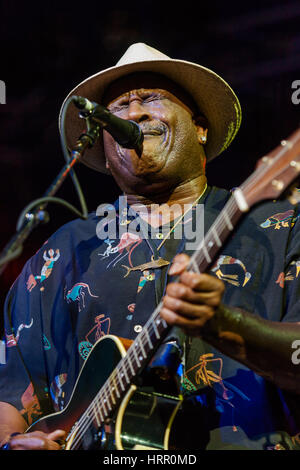 Taj Mahal, le Bluesfest à Byron Bay, le 4 avril 2010. L'un des mondes meilleurs bluesmen montrant comment c'est fait, ce qui porte le blues dans son style aimable. Banque D'Images