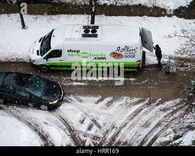 L'achat d'épicerie en ligne de livraison Save-On-Foods. Camion de livraison et du pilote, de l'hiver, à Vancouver, au Canada. Banque D'Images