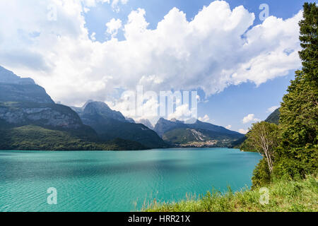 Le Lac de Molveno dans le Trentin en Italie, Europe Banque D'Images